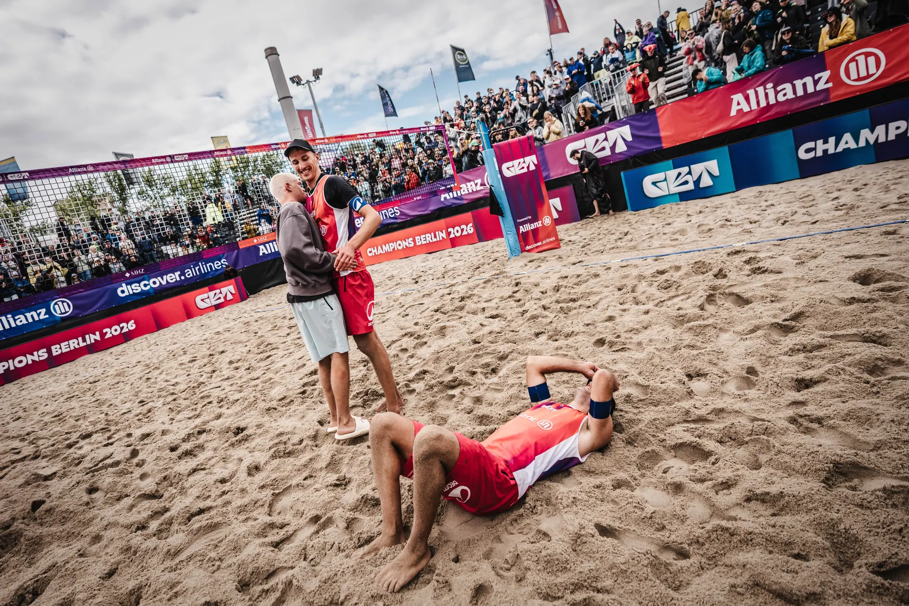 Jubel im Sand nach dem Matchball