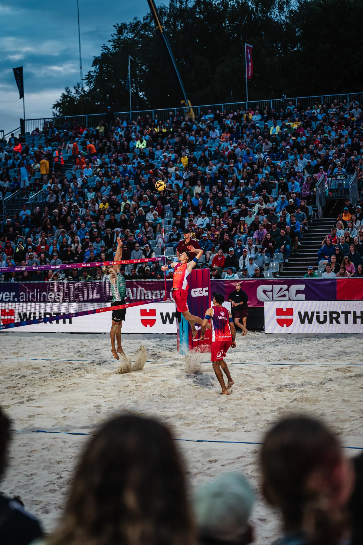 Blick auf den Center Court mit vollen Tribünen