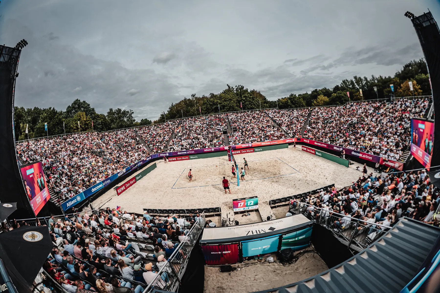 Weitwinkelaufnahme der vollen Arena bei der Deutschen Meisterschaft in Dortmund