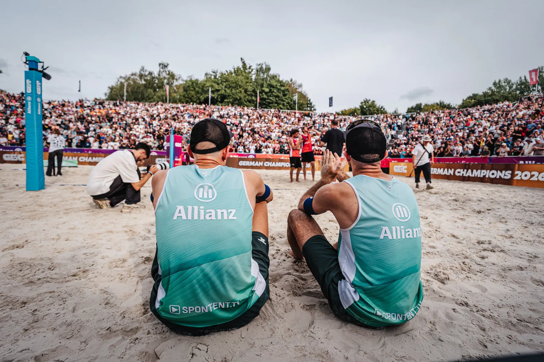 Momme Lorenz und Tilo Rietschel sitzen nebeneinander im Sand