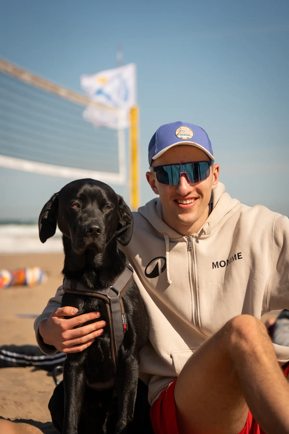 Momme Lorenz mit Hund am Strand